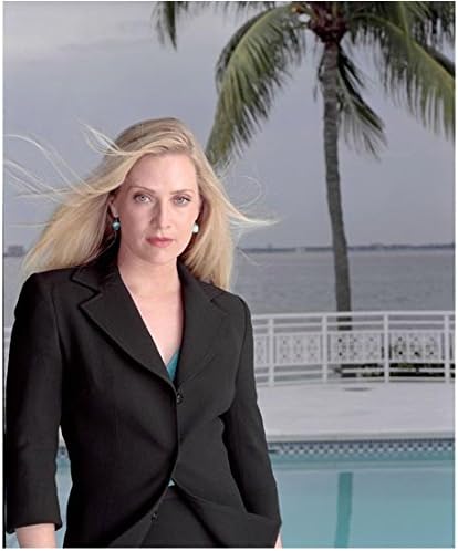 CSI: Емили Проктър от Маями в ролята на Calley Дюкен пред басейн с които летят от вятъра коса на Снимка с размер