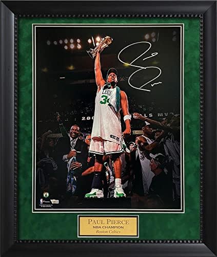 Снимка с автограф от Пол Пиърс Hold Trophy 23 × 27 Fanatics Удостоверяване - Снимки на NBA с автограф