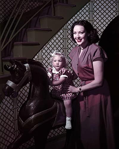 Линда Дарнел с дъщеря си Лолой на дървен кон 1940-те, на снимка с размер 8х10 инча